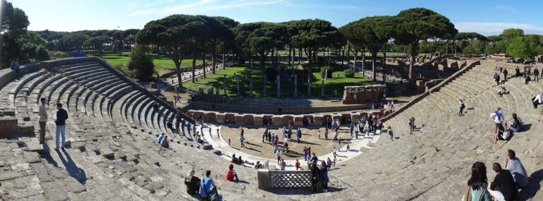 Panoramatický pohled na antické divadlo v Ostia Antica s pinii v pozadí