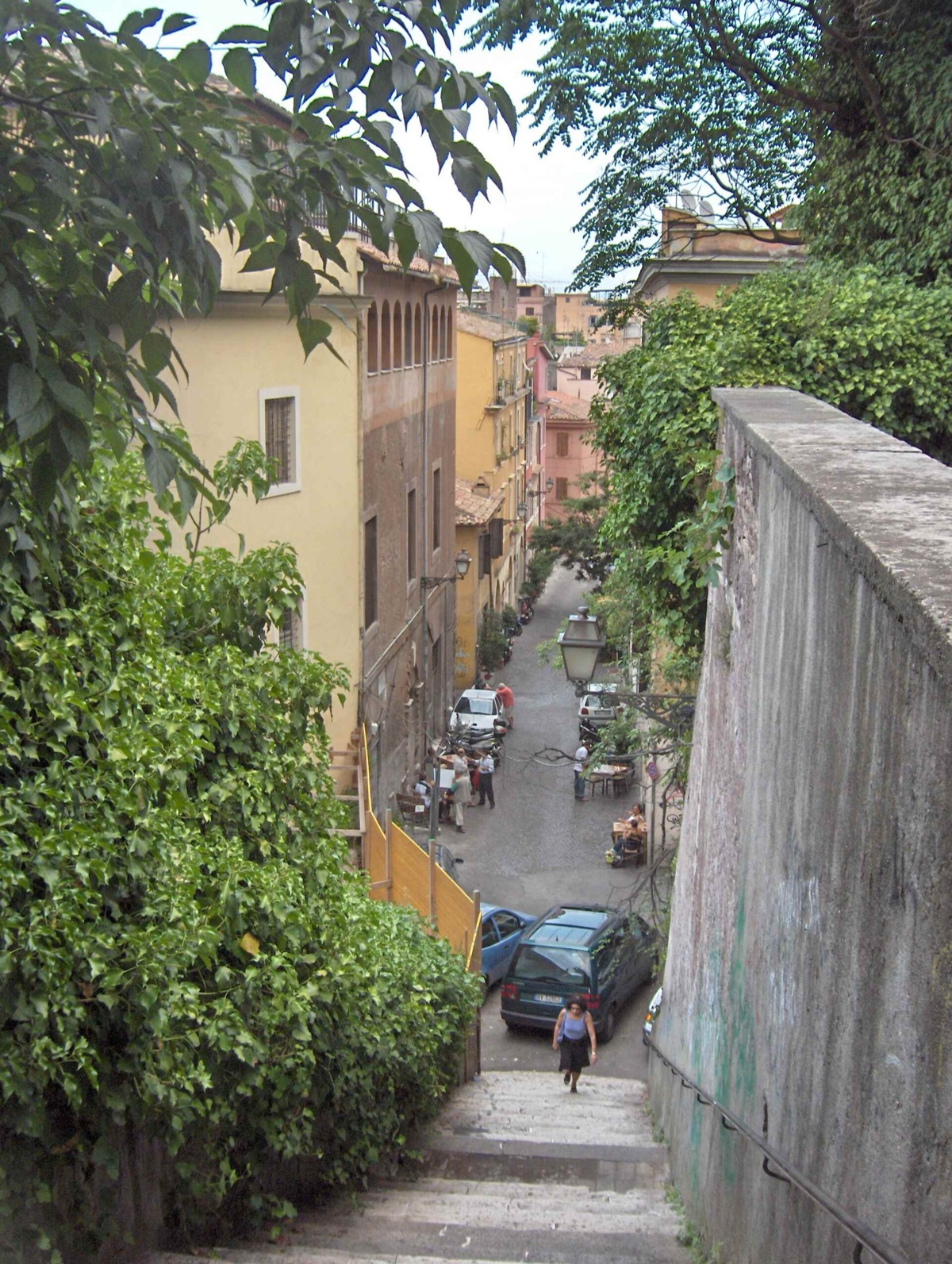 Malebná dlážděná ulička se schody v římské čtvrti Trastevere
