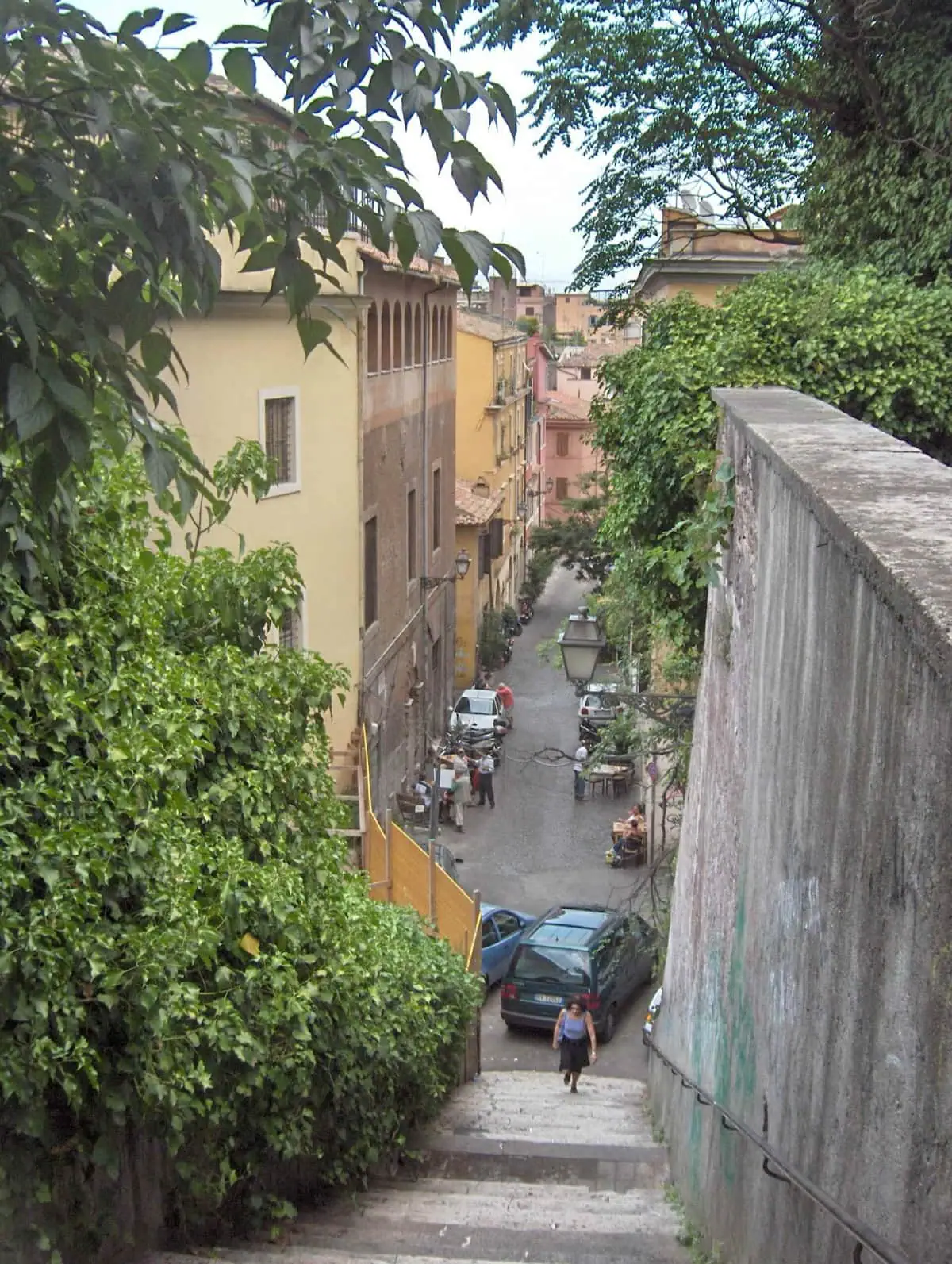 Trastevere, Rím: 14 tipov, čo robiť a jesť v najkrajšej štvrti Ríma 1 Malebná dláždenamúlička so schodmi v rímskej štvrti Trastevere