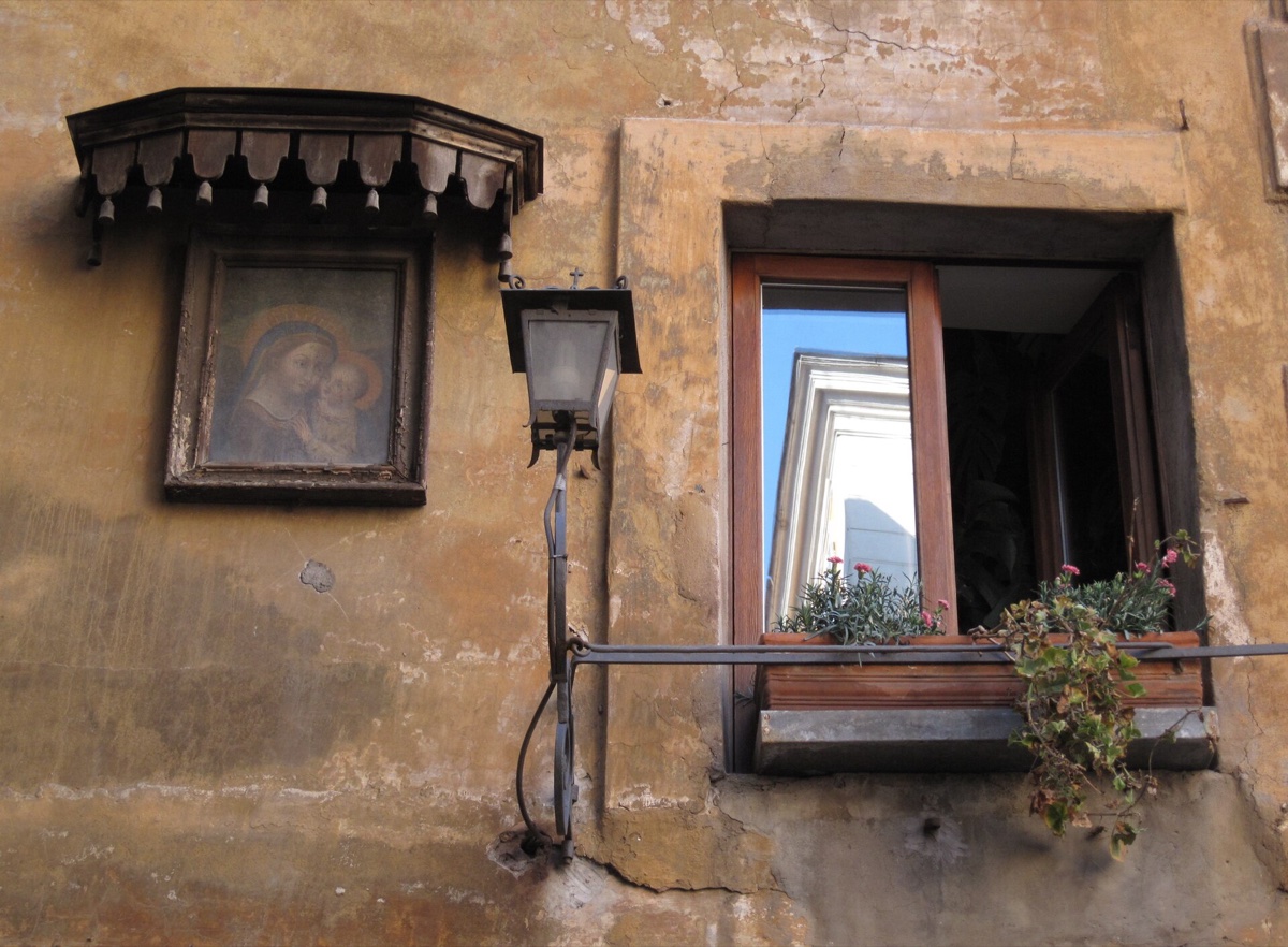 Stará fasáda s madonkou a okenním truhlíkem v Trastevere