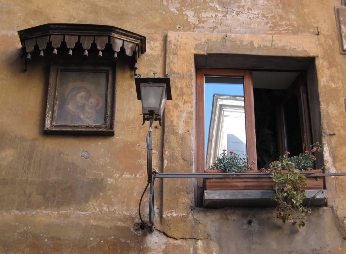Trastevere, Rím: 14 tipov, čo robiť a jesť v najkrajšej štvrti Ríma 2 Stará fasáda s madónkou a okenným truhlíkom v Trastevere