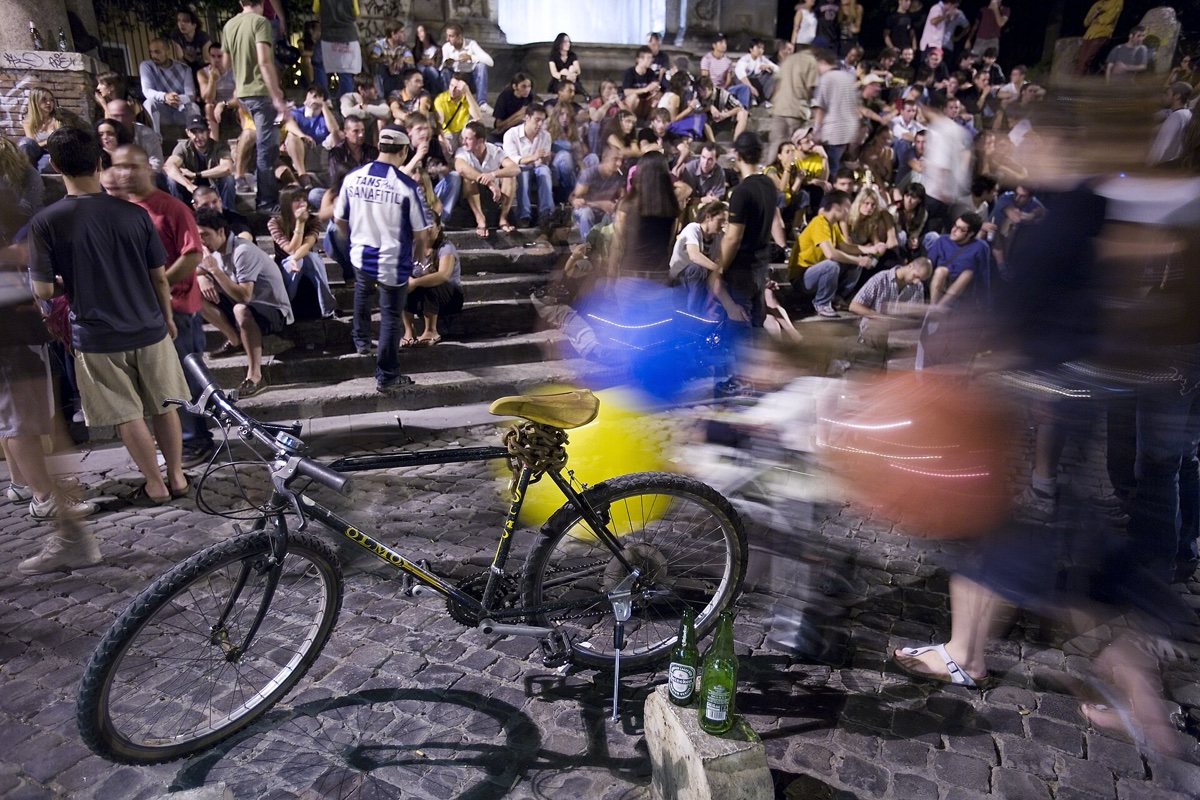 Večerní život na Piazza Trilussa v Trastevere