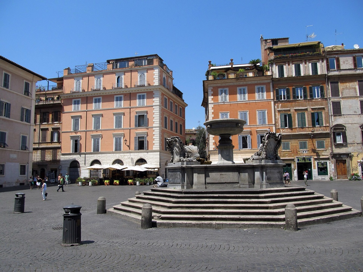 Náměstí Piazza di Santa Maria in Trastevere s barokní fontánou