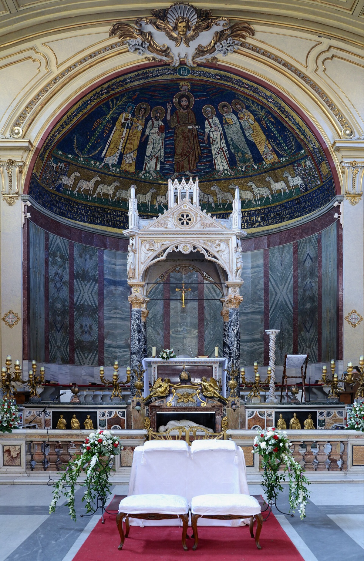 Apsidová mozaika a baldachýn v bazilice Santa Cecilia in Trastevere