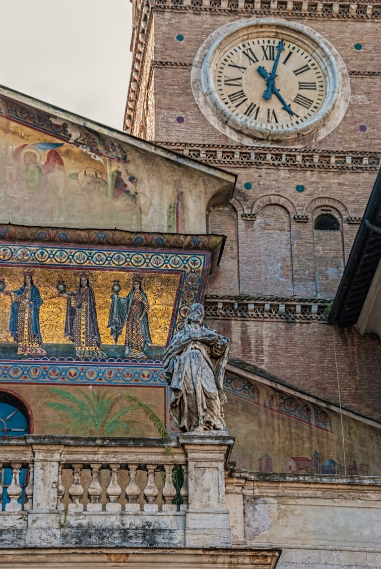 Mozaiková fasáda a zvonice baziliky Santa Maria in Trastevere