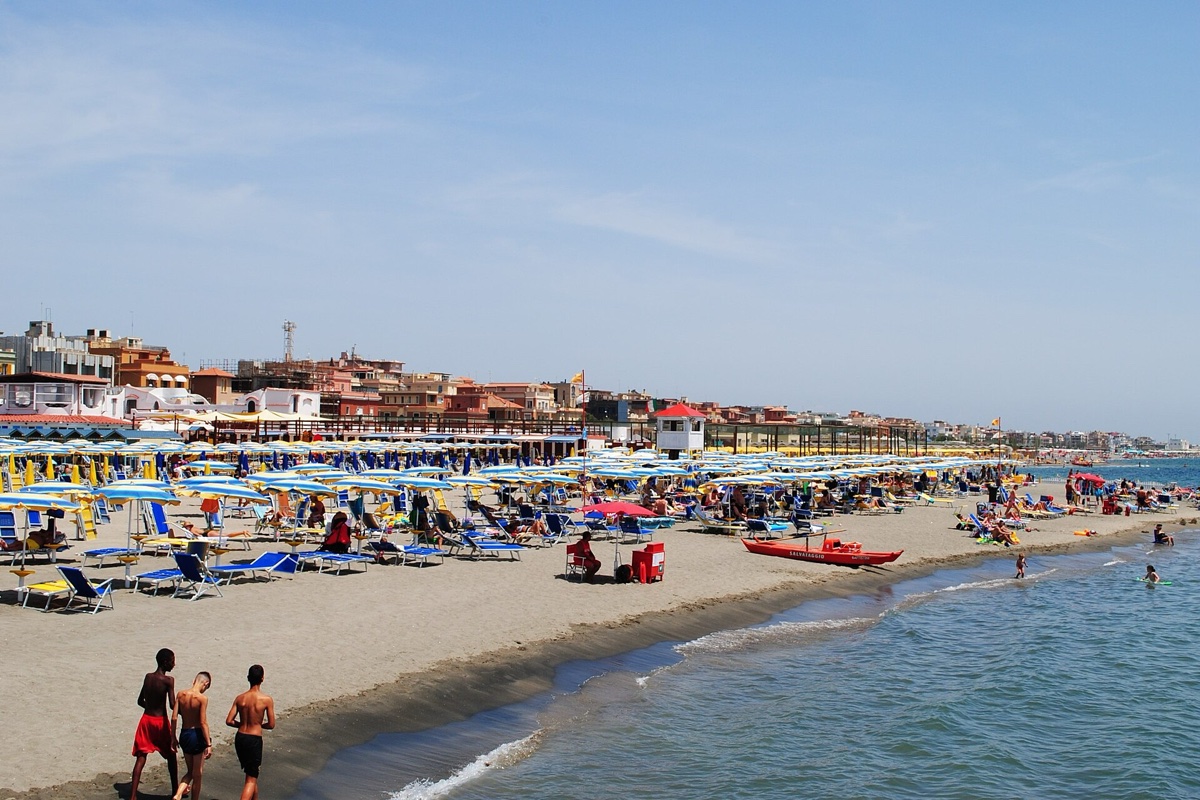 Pláž Lido di Ostia u moře, kam se dá z Říma utéct před vedrem