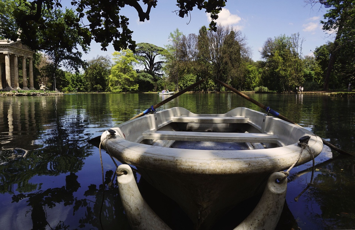 Loďka na jezírku ve Villa Borghese, oblíbená dětská zábava
