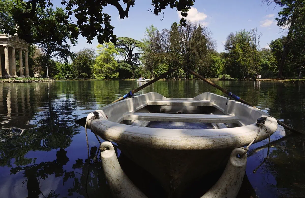 Lodička na jazierku vo Villa Borghese, obľúbená detská zábava