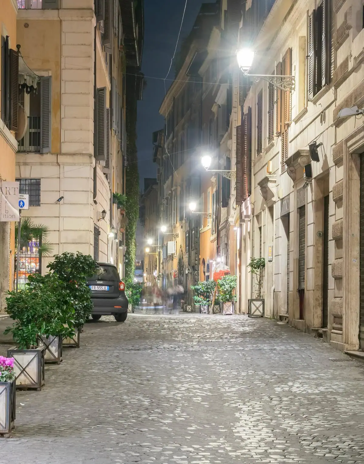 Dláždená ulica Via dei Coronari v historickom centre Ríma