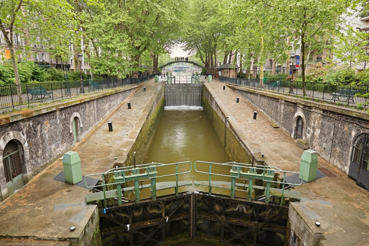 Hemliga Paris: 30 dolda pärlor dit turistmassan aldrig hittar 41 Gjutjärnsbroar och träd längs Canal Saint-Martin