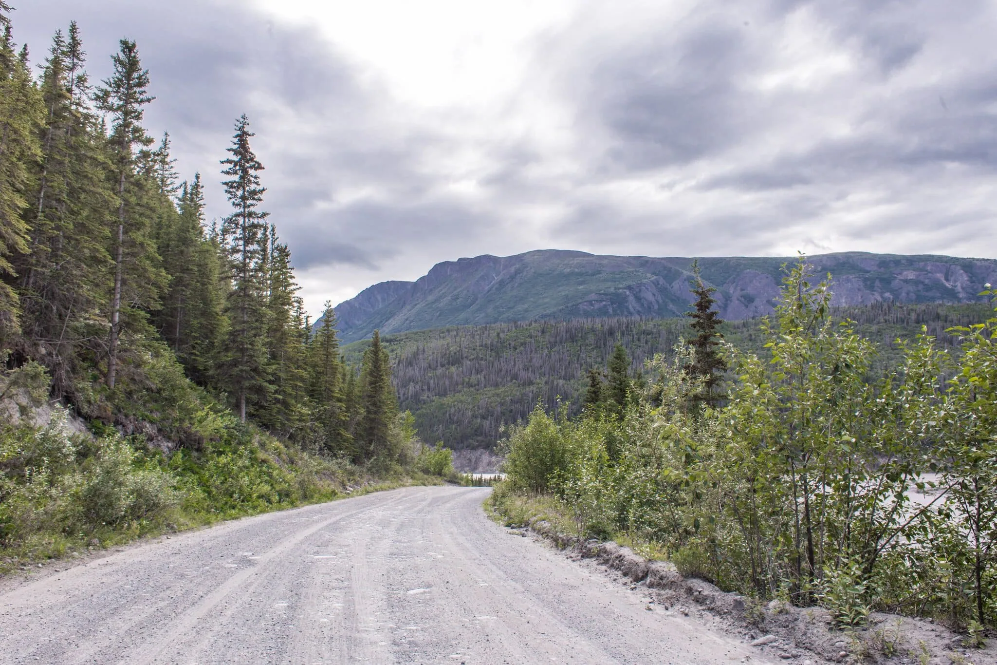 Gravel road in Alaska — a trap for car rental companies