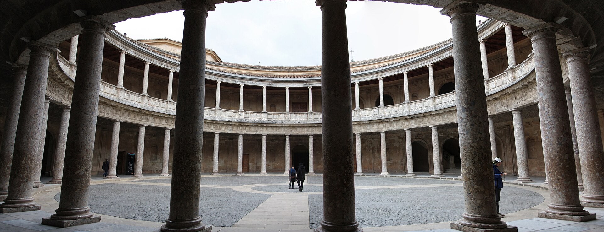 Alhambra din Granada, Spania: bilete, cum le cumperi și ce să vezi 2026 4 Palatul lui Carol al V-lea