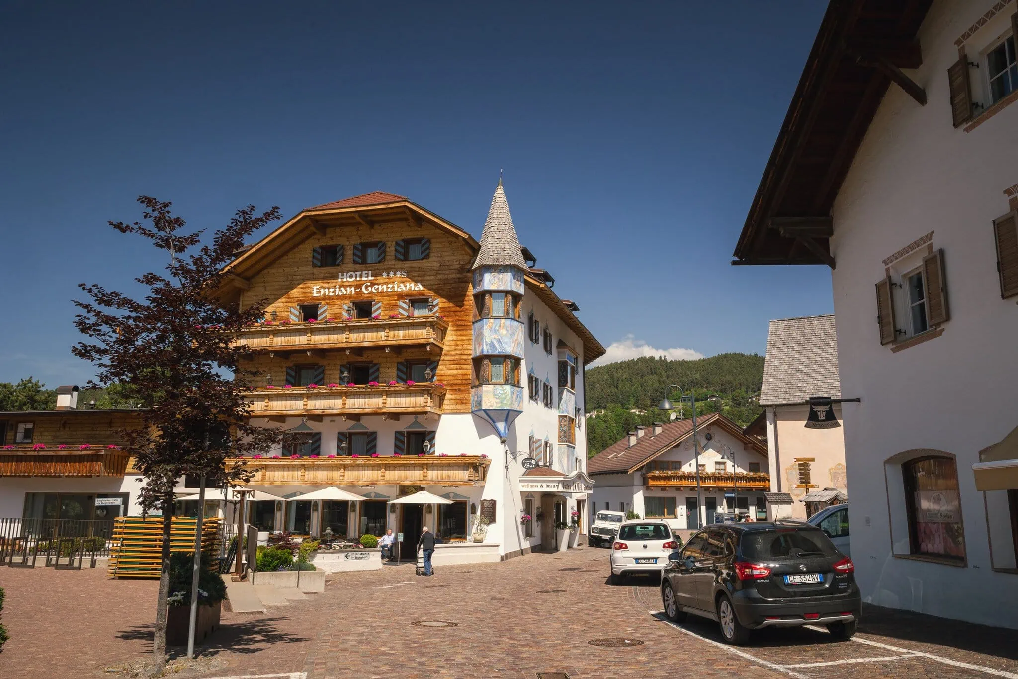 Alpská vesnice s tradiční architekturou pod dolomitskými štíty