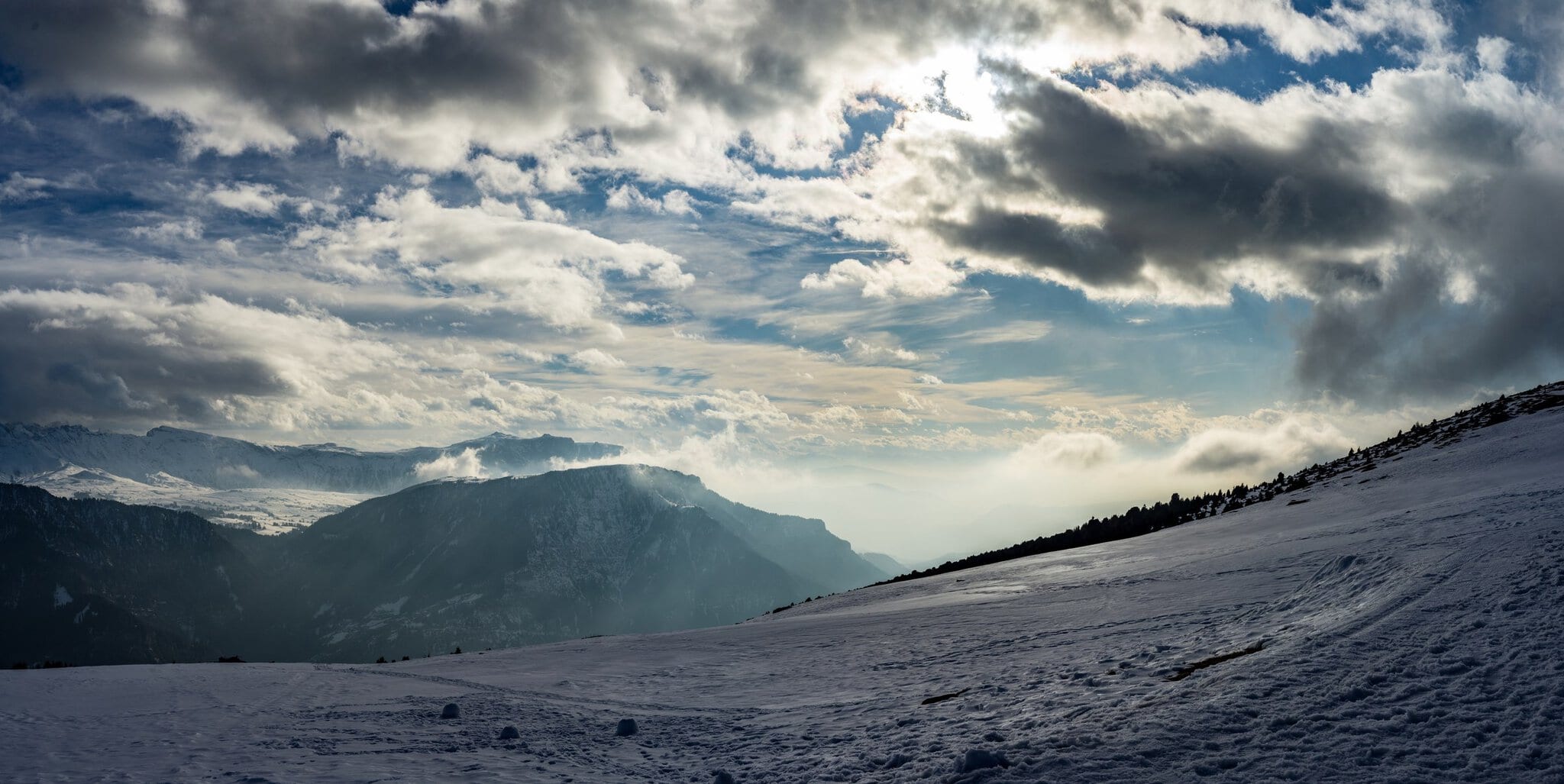 Alpe di Siusi (Seiser Alm), Dolomiti: 12 cose da vedere e da fare 17 L'altopiano dell'Alpe di Siusi innevato in inverno sotto il massiccio dello Sciliar