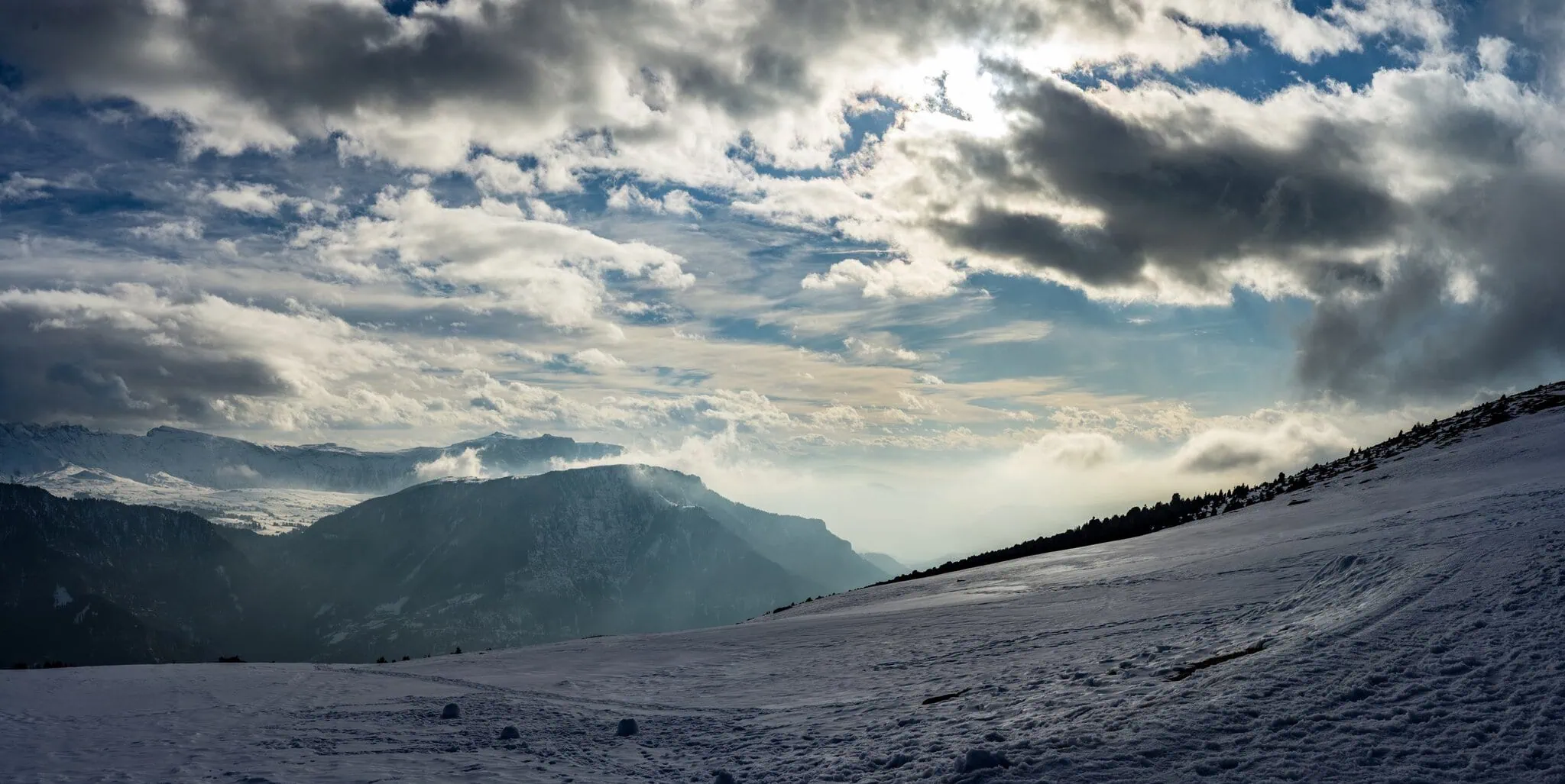 Zasněžená náhorní plošina Alpe di Siusi v zimě pod masivem Sciliar