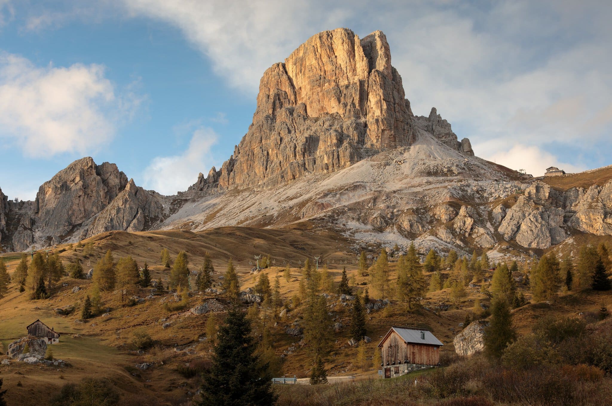 Alta Via 1: La Regina dei Trek Plurigiornalieri nelle Dolomiti 16 Averau vicino al Passo Giau, discesa dalle montagne verso Belluno