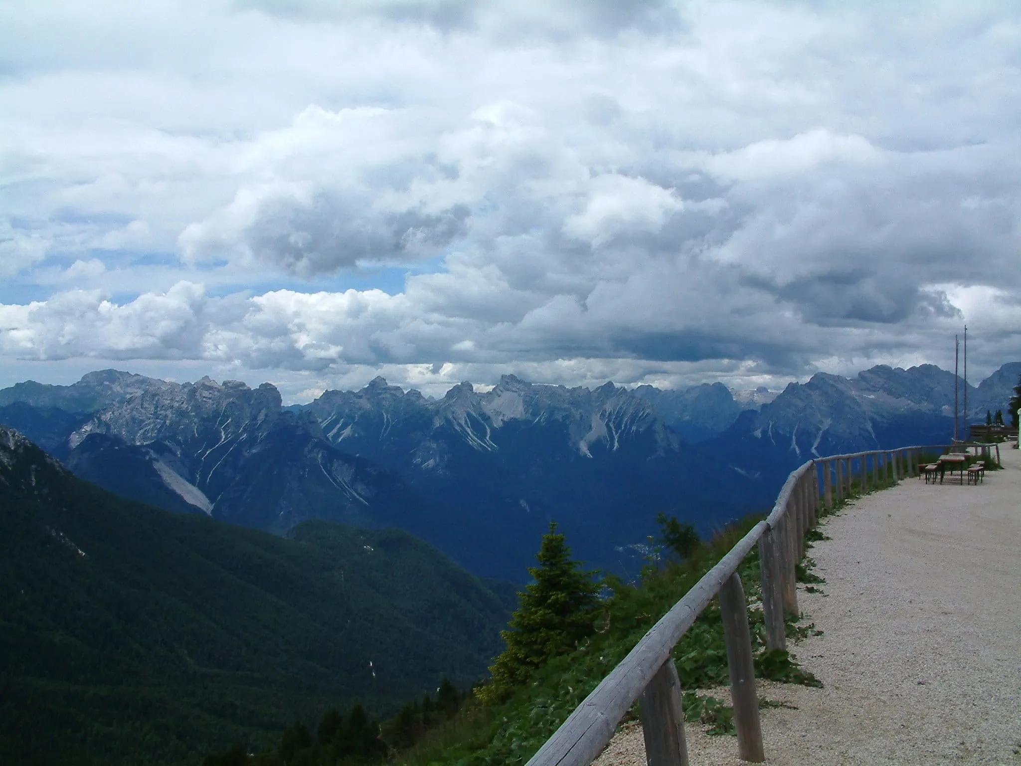 Skalní giganti masivu Moiazza u Rifugio Vazzoler