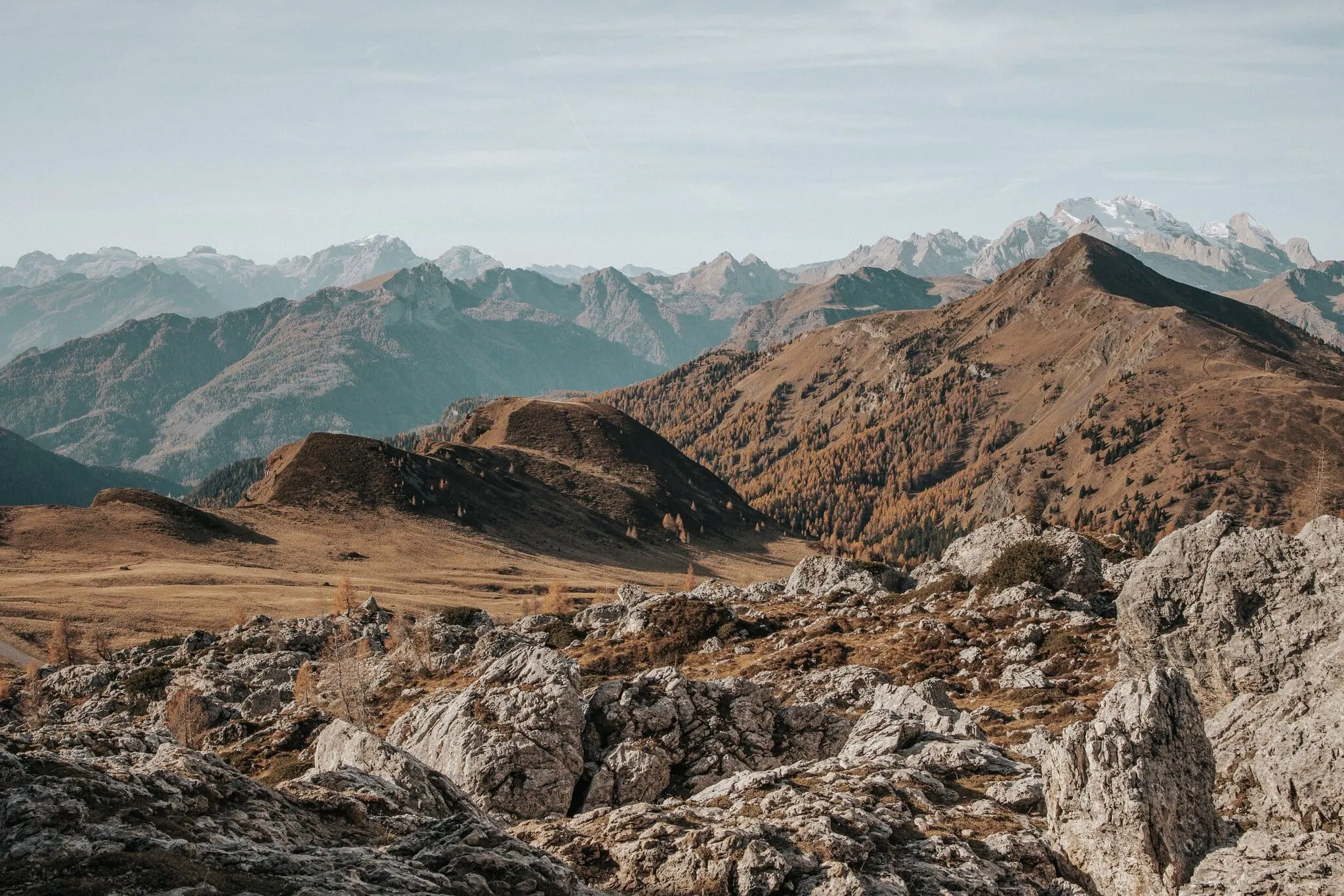 Horské panorama Dolomit s lesy a skalními hřebeny