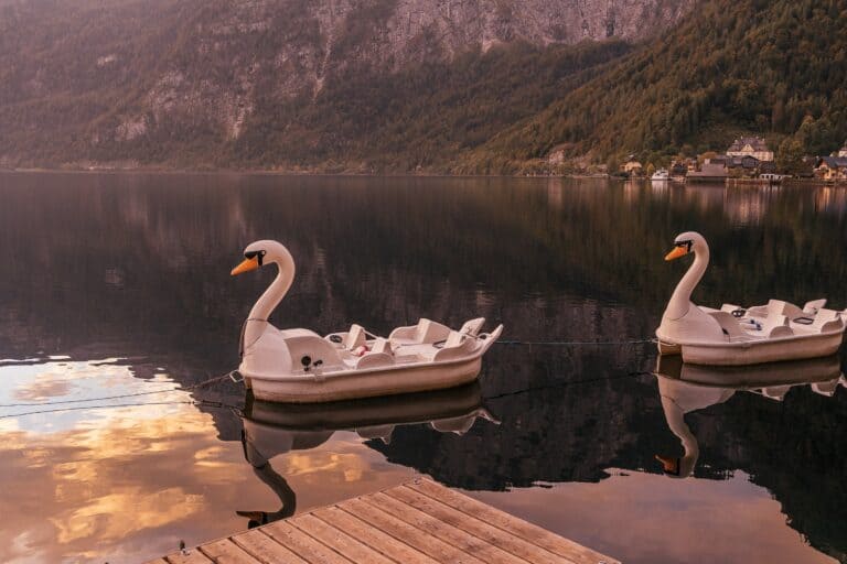 Dřevěné pramice na tyrkysovém Lago di Braies, startu Alta Via 1