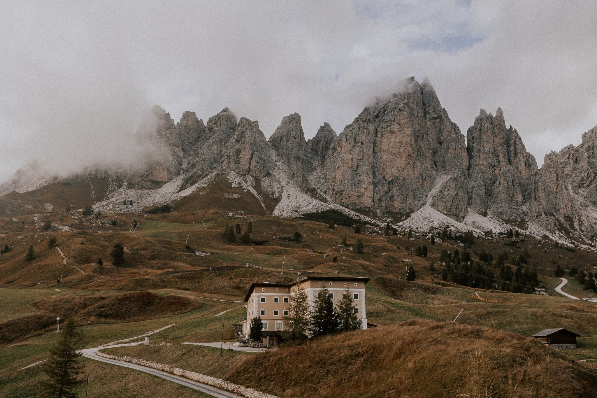 Alta Via 1: La Regina dei Trek Plurigiornalieri nelle Dolomiti 2 Rifugio solitario su un prato alpino sotto le dentellate cime dolomitiche
