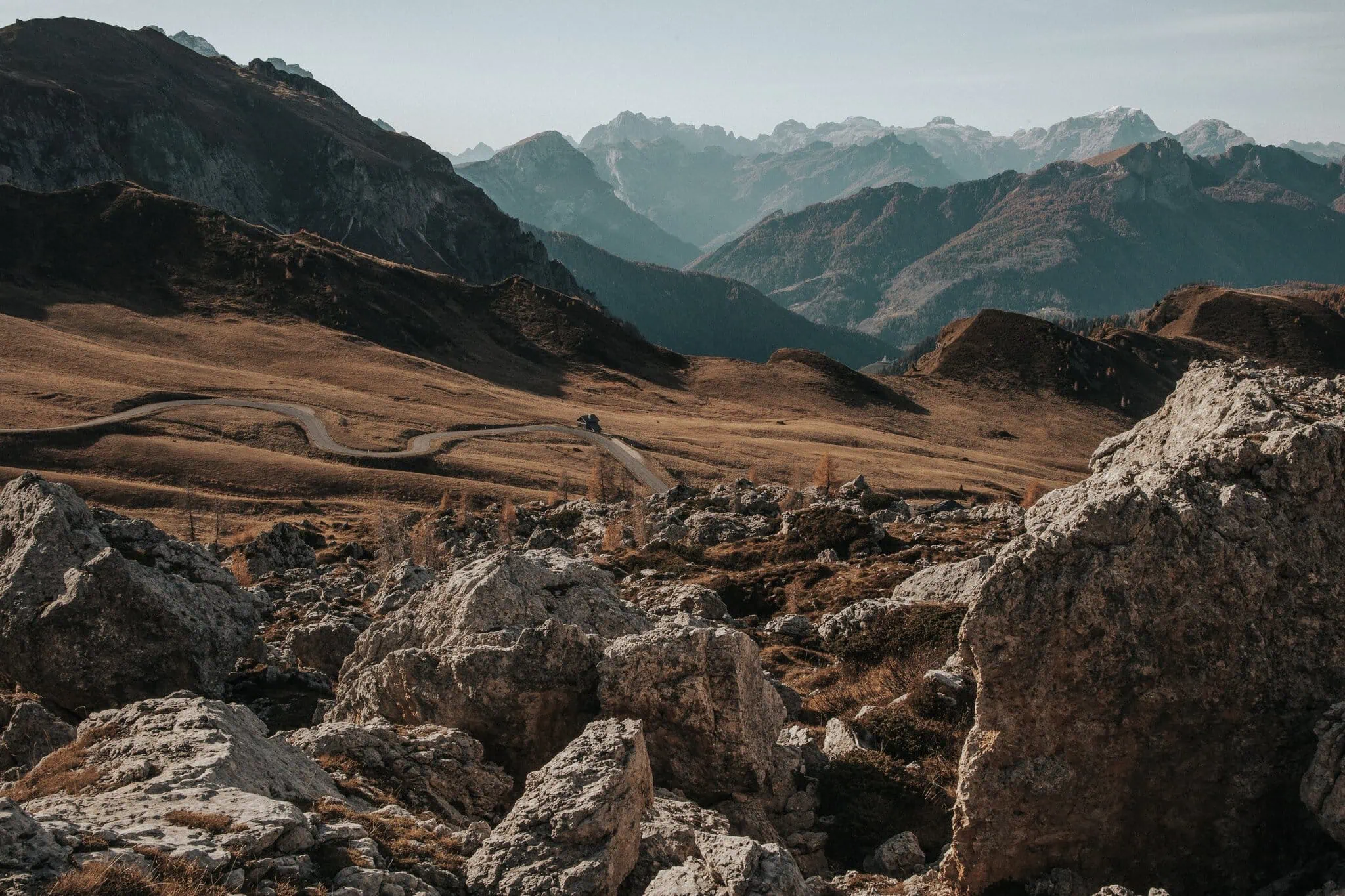 Horské údolí Dolomit se serpentinami a skalními útvary