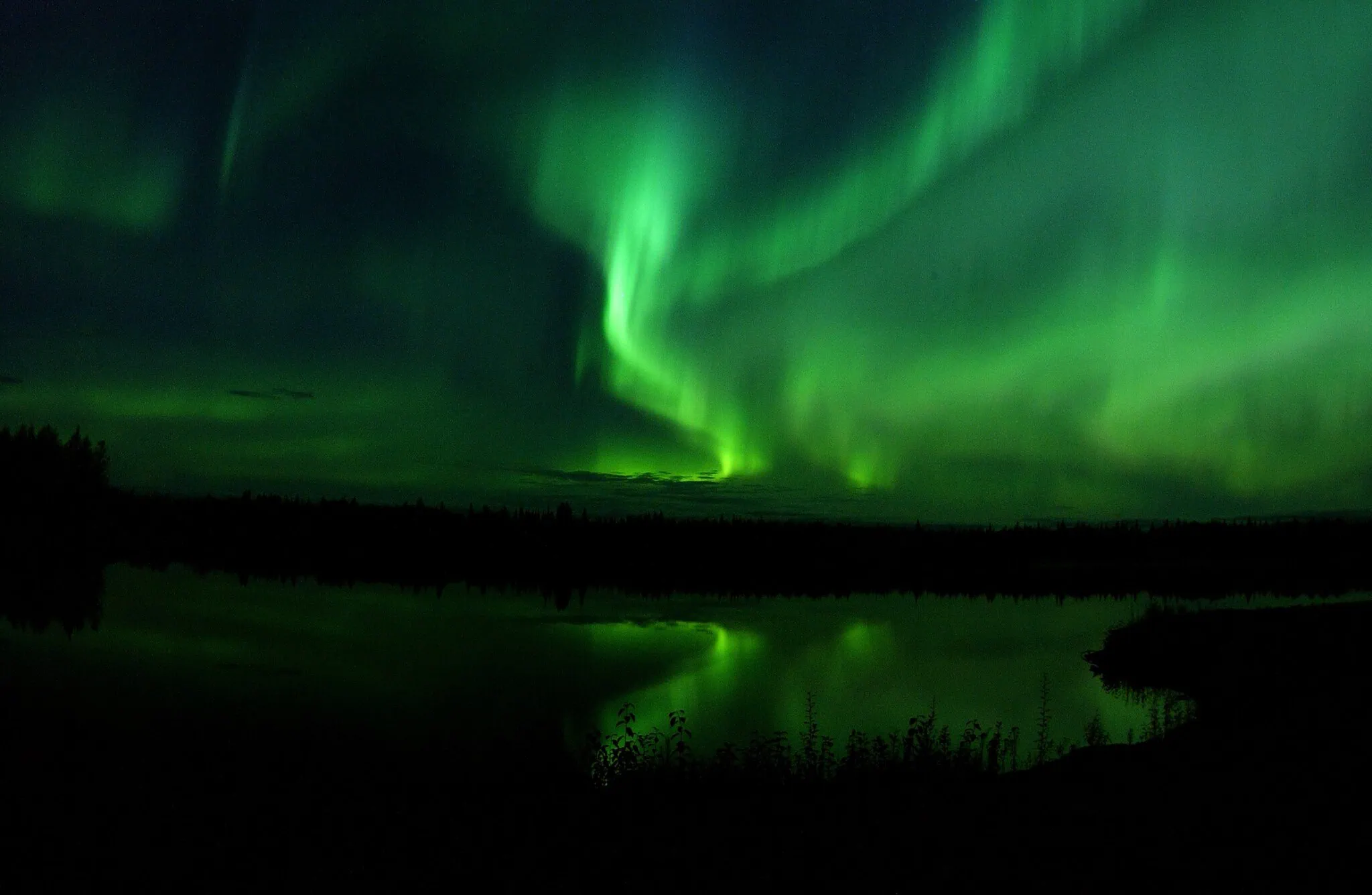 Aurora borealis sobre el lago Bear Lake en Alaska