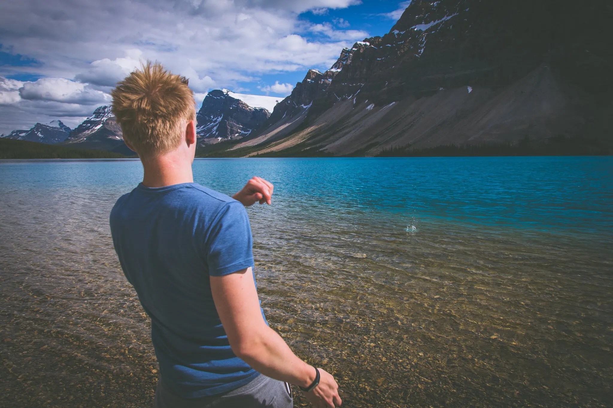 Lukáš u tyrkysového Bow Lake, hory v pozadí