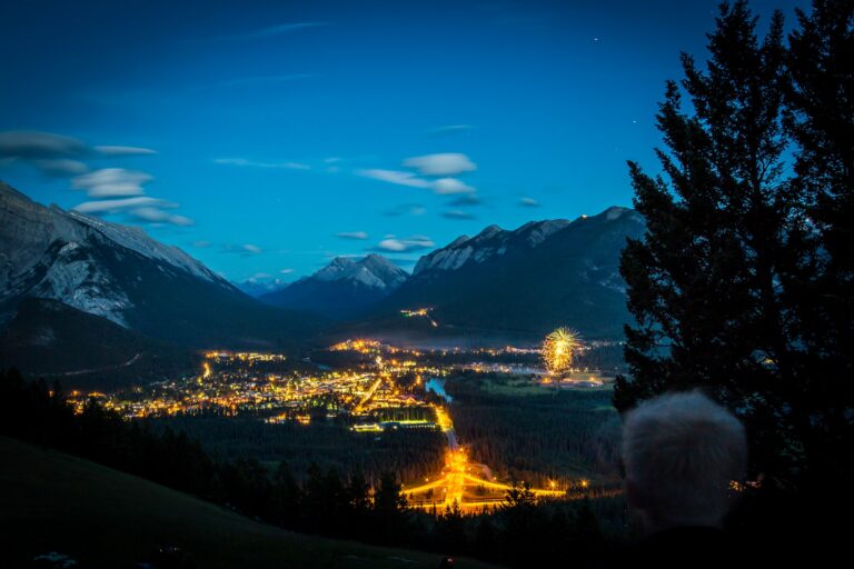 Banff townsite v noci s ohňostrojem nad horami