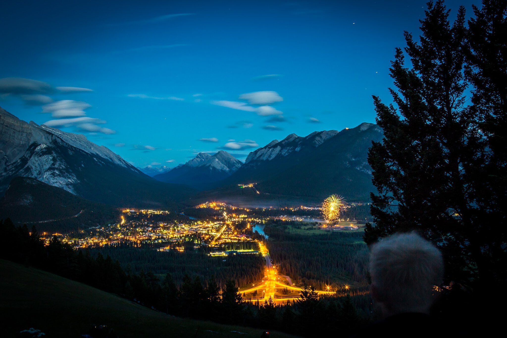 Road trip Vancouver → Banff: itinerariu 7-10 zile prin Munții Stâncoși 4 Orașul Banff seara, cu focuri de artificii deasupra munților