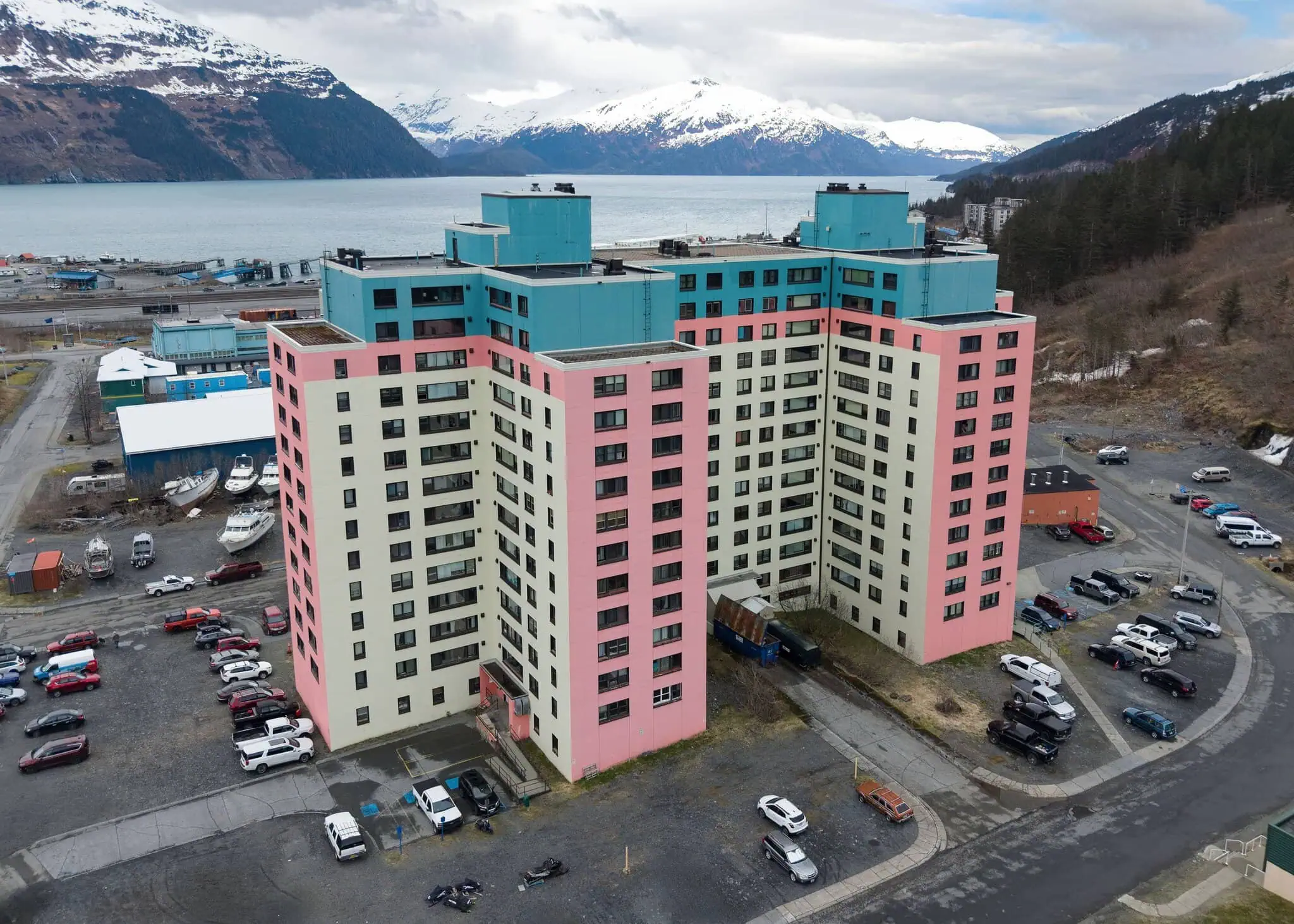 Begich Towers ve Whittieru, město pod jednou střechou