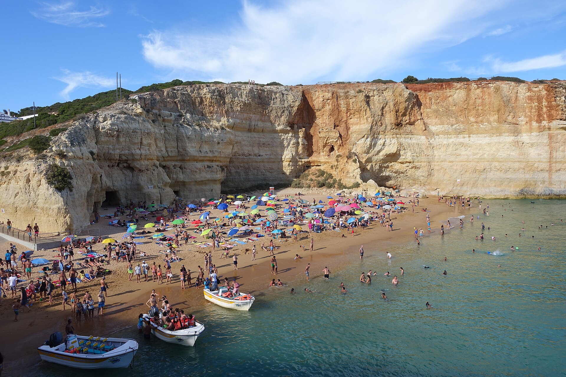 Jeskyně Benagil: jak se tam dostat a kdy ji vidět 12 Praia de Benagil: Pláž, která praská ve švech