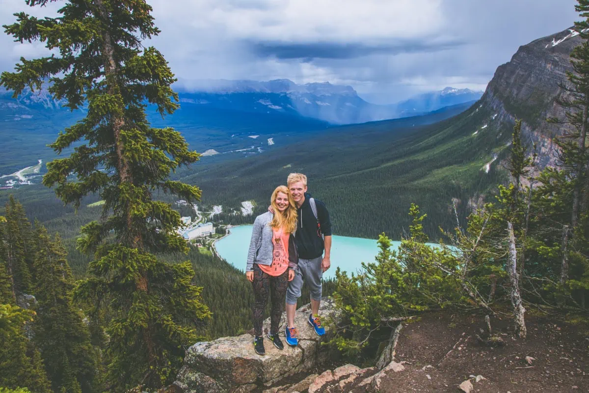 Pár na vyhlídce Big Beehive nad Lake Louise