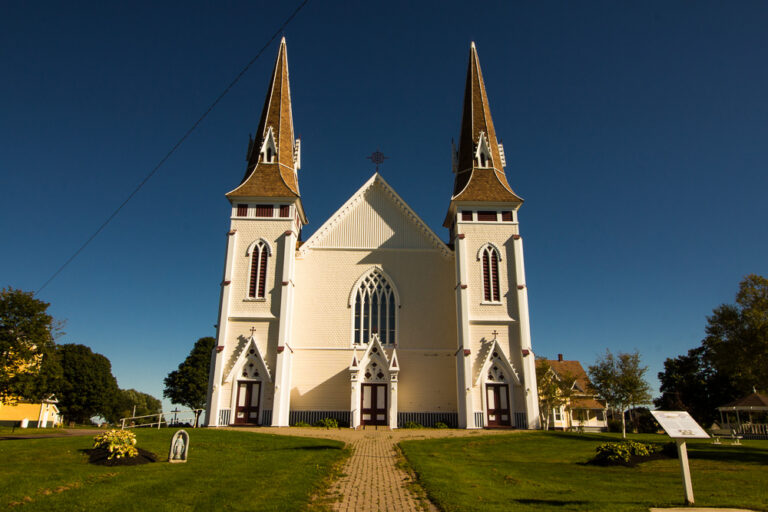Bílý kostel s dvěma věžemi na Prince Edward Island