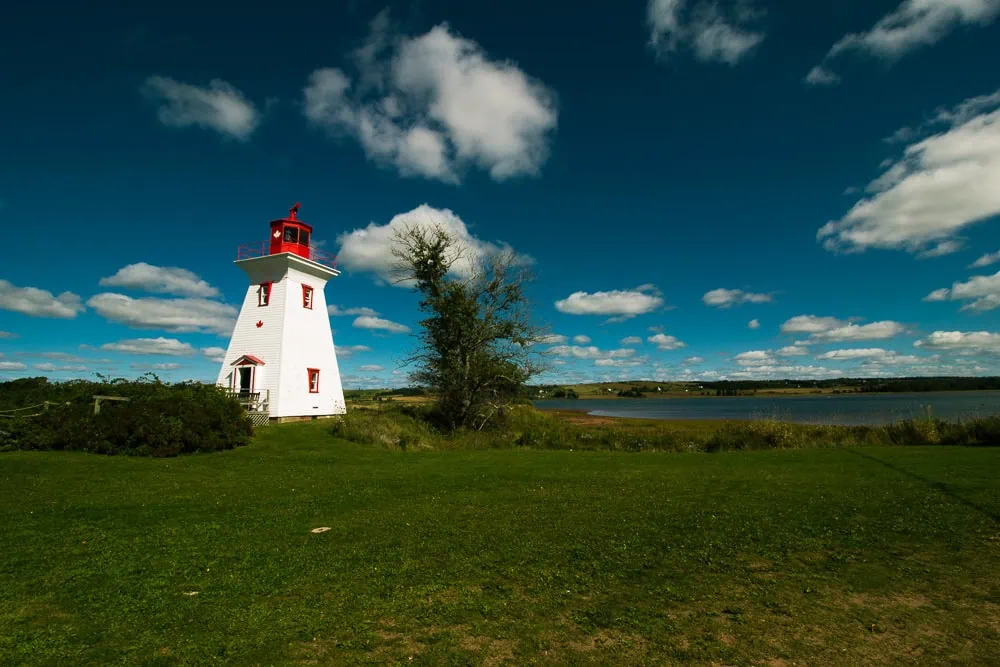 Bílý maják u vody na Prince Edward Island