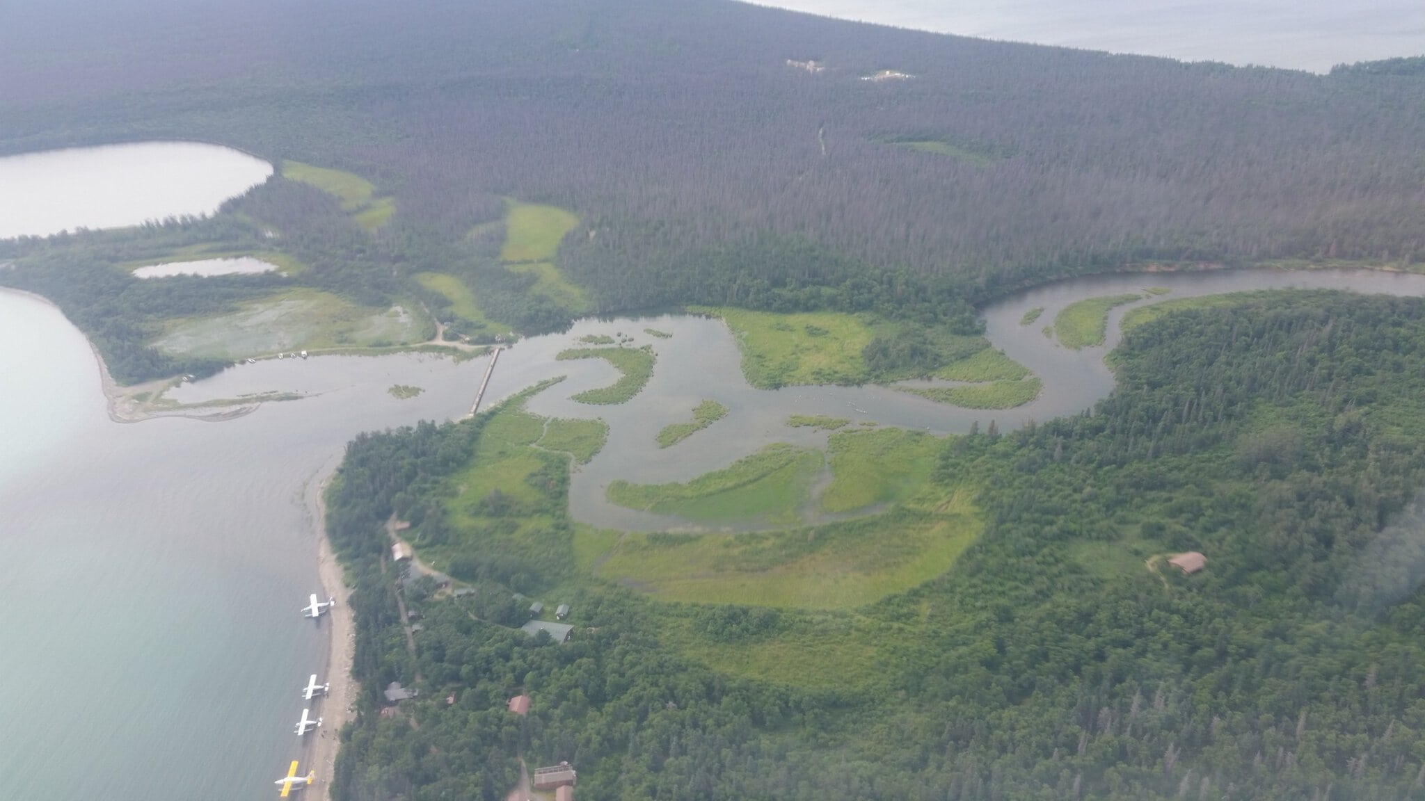 Katmai și Brooks Falls, Alaska: observarea urșilor (Fat Bear Week) 10 Brooks Camp cu baza de hidroavioane pe Lake Brooks