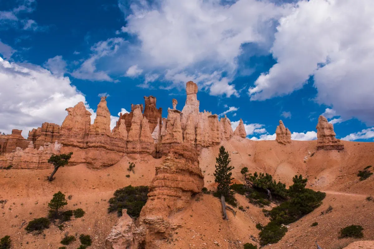 Skalni veze hoodoos s bilymi vrcholy proti modre obloze