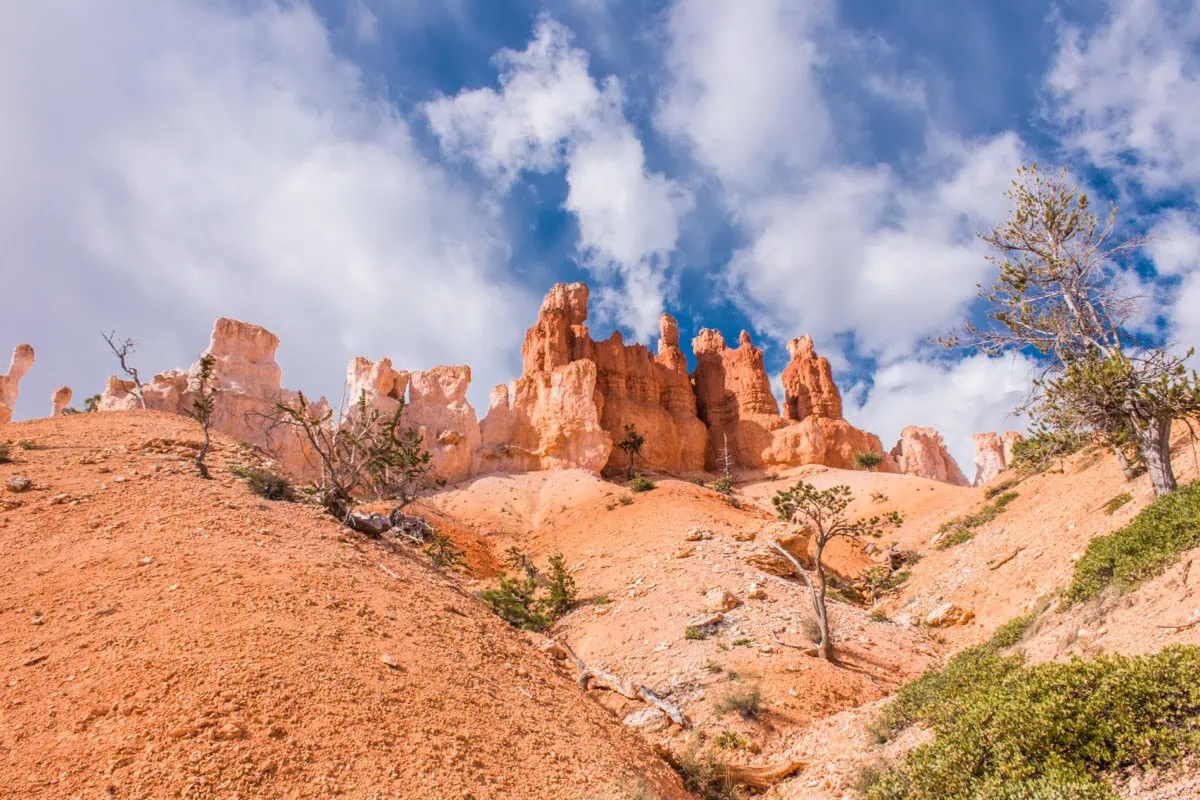Oranzove skalni veze hoodoos na hrebeni