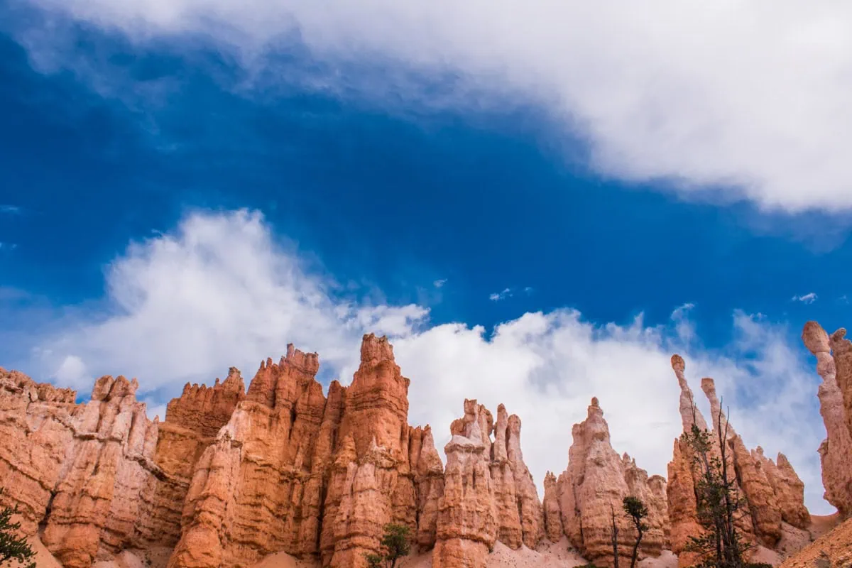 Skalni veze hoodoos proti dramaticke modre obloze