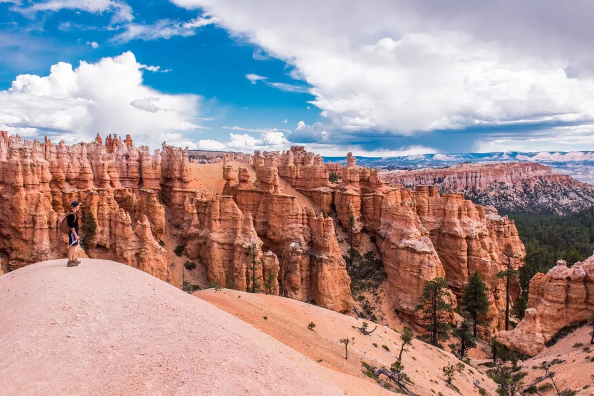 Navstevnik na hrebeni s vyhledem na amfiteatr hoodoos