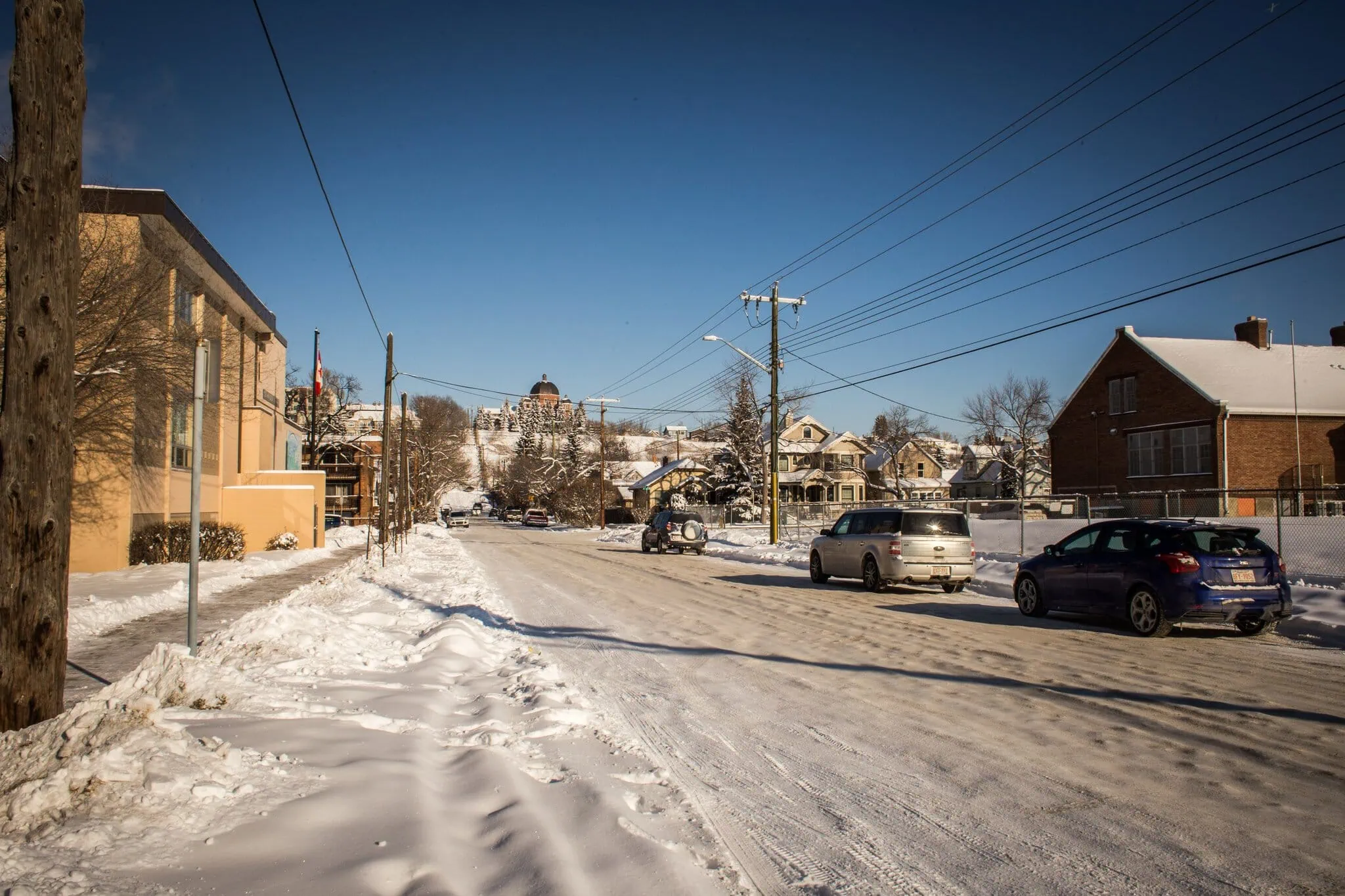 Zasněžená ulice v rezidenční čtvrti Calgary v únoru