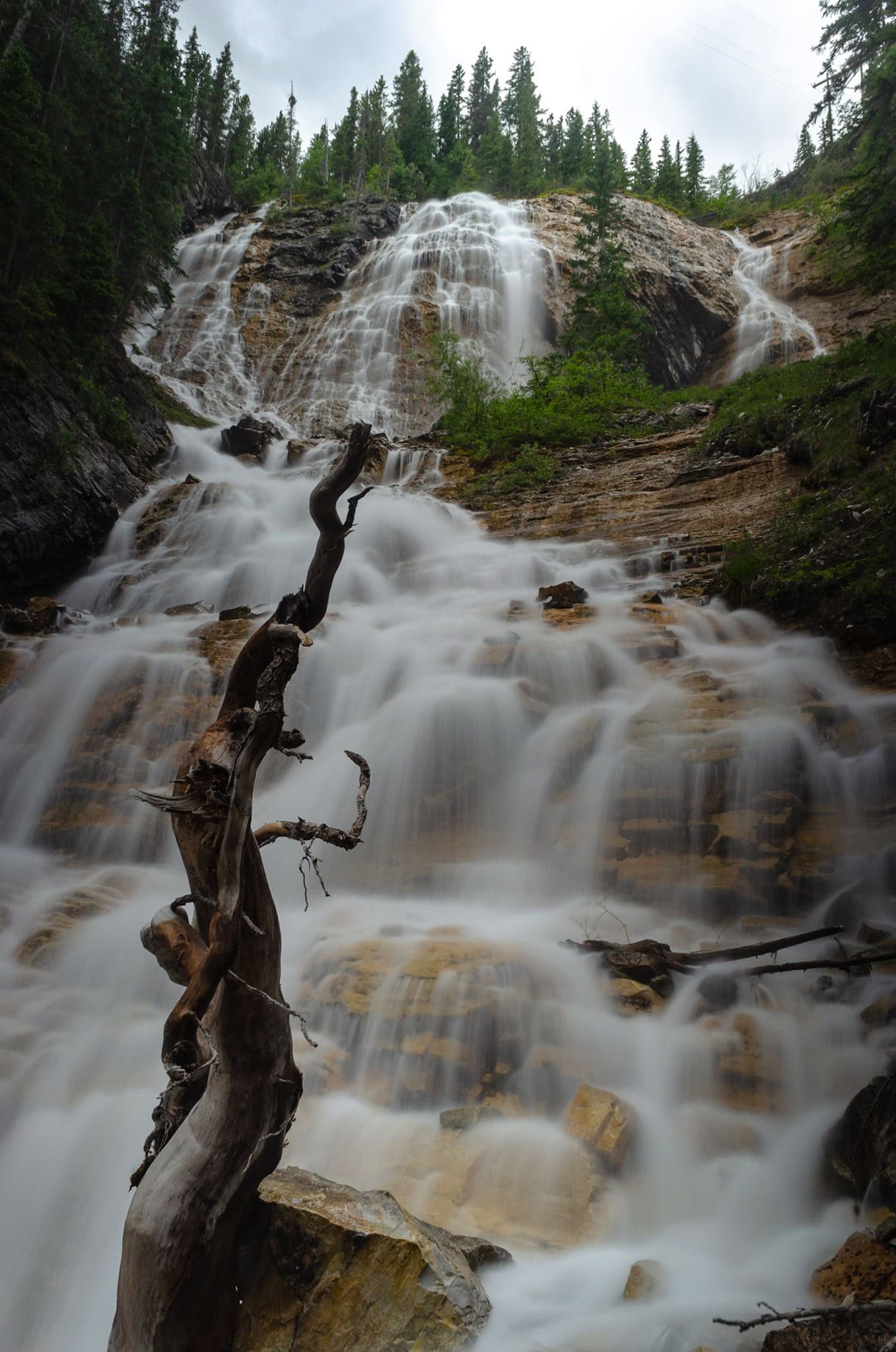 Canmore vs. Banff: Unde să stai în Munții Stâncoși (comparație 2026) 5 Grassi Lakes turcoaz și cascada de lângă Canmore
