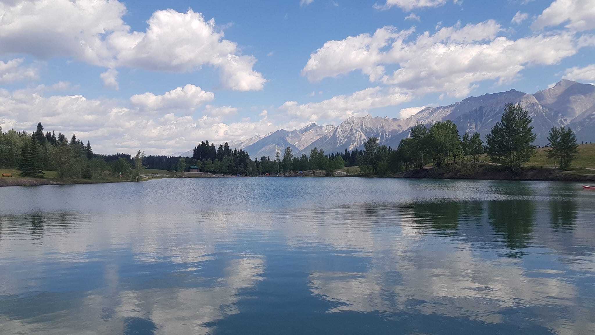 Canmore vs. Banff: Unde să stai în Munții Stâncoși (comparație 2026) 8 Quarry Lake de lângă Canmore cu vedere spre Mount Lawrence Grassi