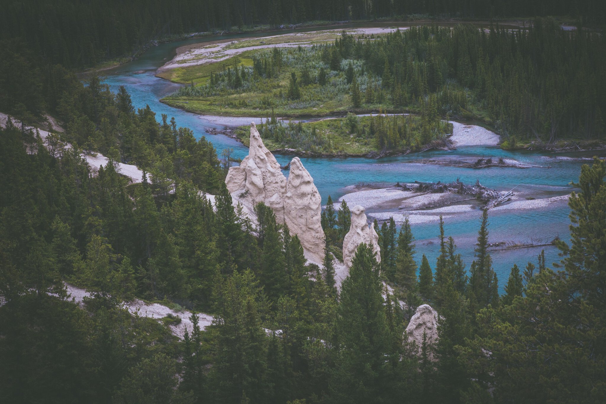 Canmore vs. Banff: Unde să stai în Munții Stâncoși (comparație 2026) 15 Formațiunile de calcar Hoodoos deasupra râului Bow River lângă Banff