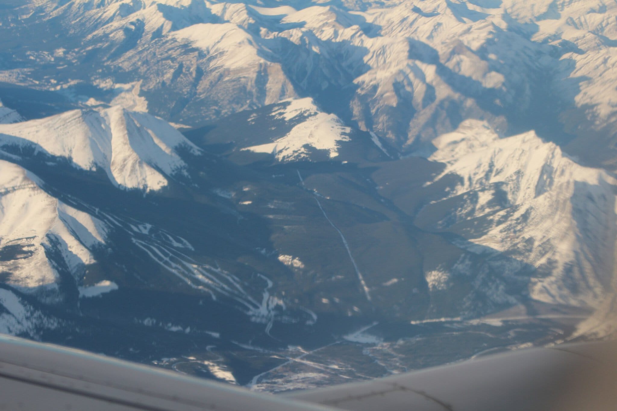 Canmore vs. Banff: Unde să stai în Munții Stâncoși (comparație 2026) 13 Domeniul schiabil Nakiska din Kananaskis