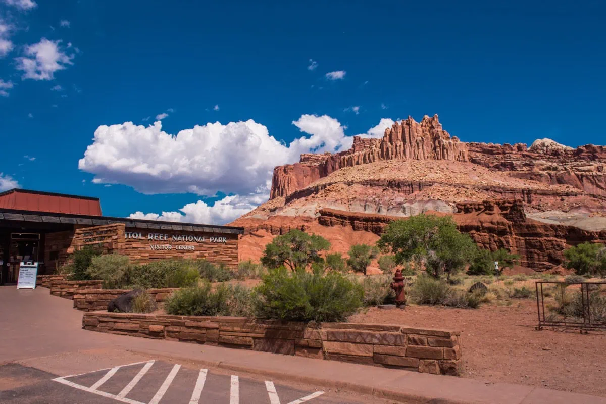 Navstevnicke centrum Capitol Reef pod cervenymi utesy