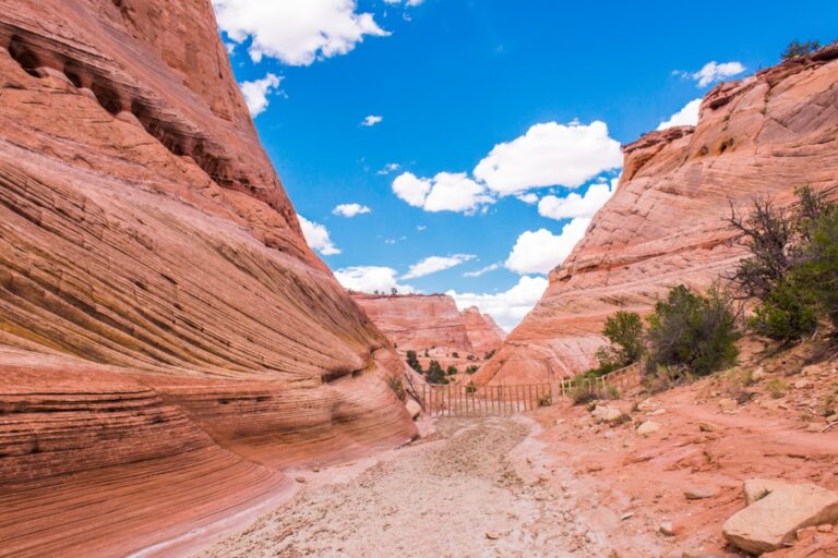 Pruhovane piskovcove steny v narodnim parku Capitol Reef
