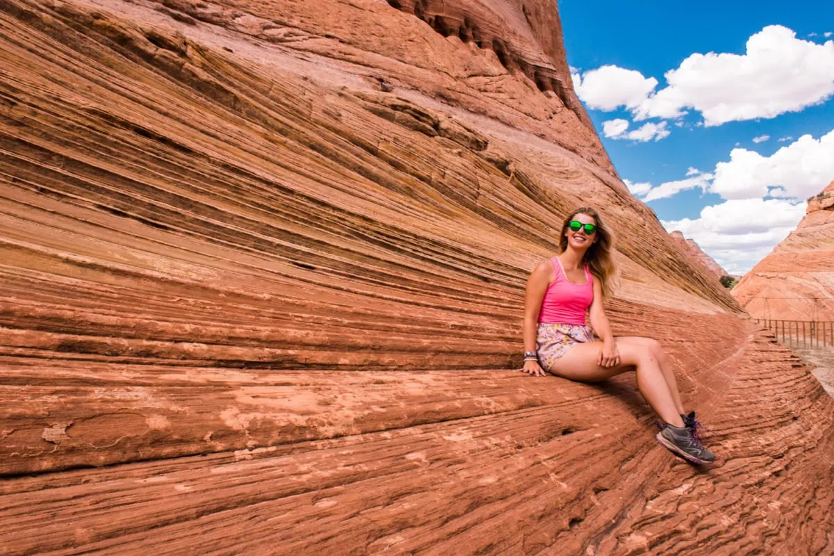 Pohled na zvlnene piskovcove steny v Capitol Reef