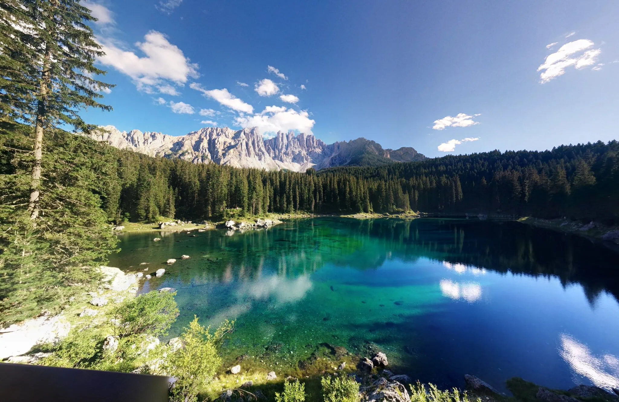 Smaragdové jezero Lago di Carezza pod masivem Latemar