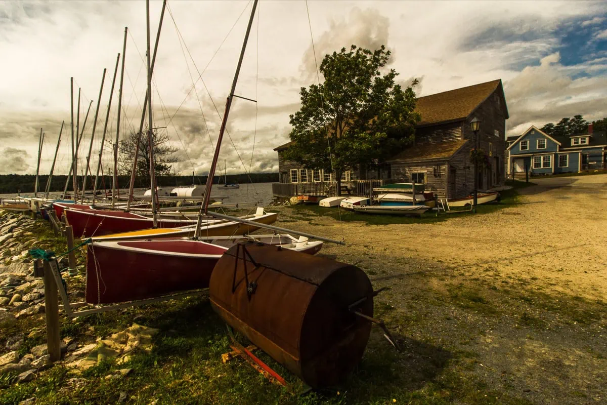 Červený obchod na Main Street v Mahone Bay