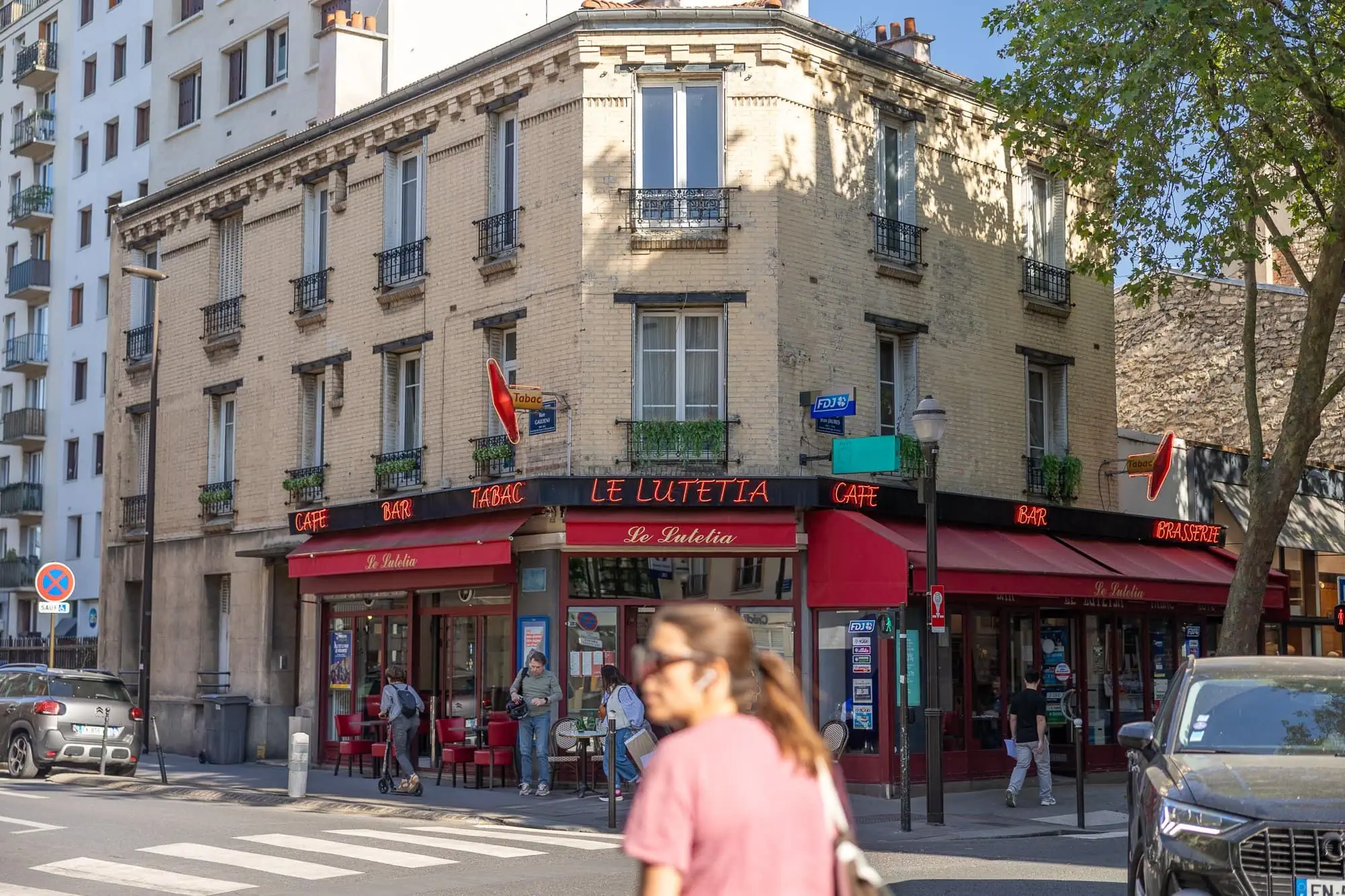 Traditionelles Pariser Café Le Lutetia mit rotem Markisendach, Terrasse mit Stühlen